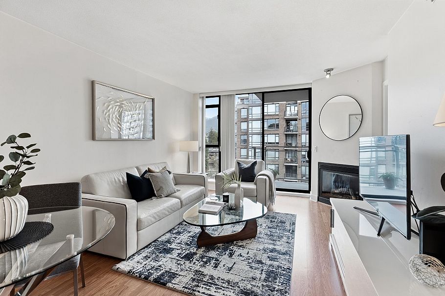 1104 175 W 1st Street North Vancouver, BC - 1