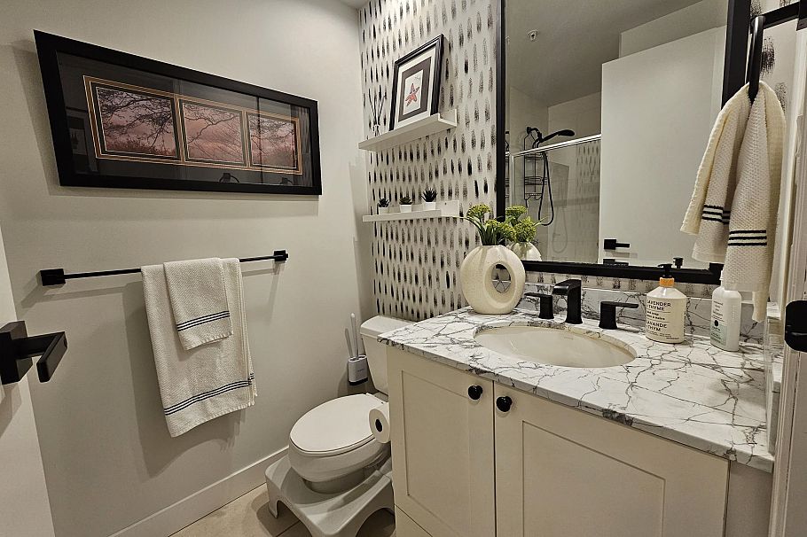 403 170 W 1st Street North Vancouver, BC - 11