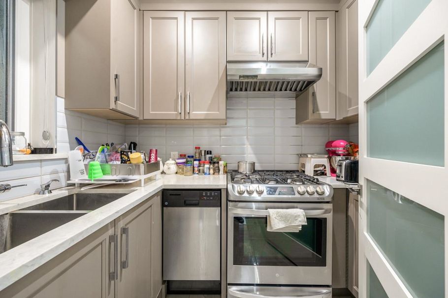 1176 E 60th Avenue Vancouver, BC - 8