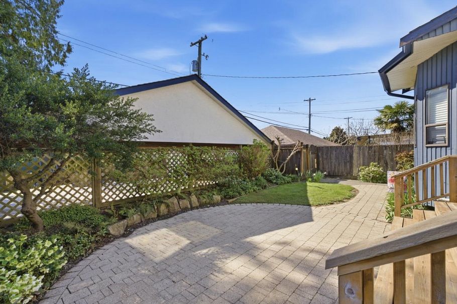 253 E 19th Street North Vancouver, BC - 32