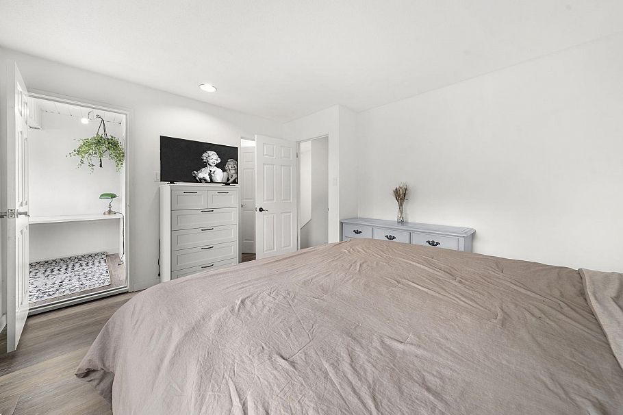 2315 Mountain Highway North Vancouver, BC - 23