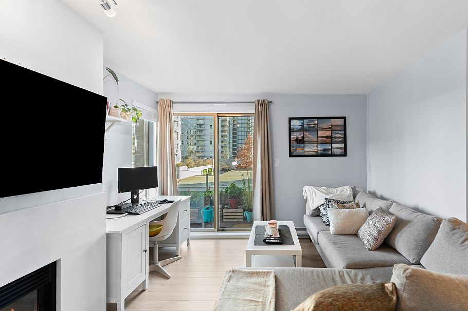 304 137 W 17th Street North Vancouver, BC - 11