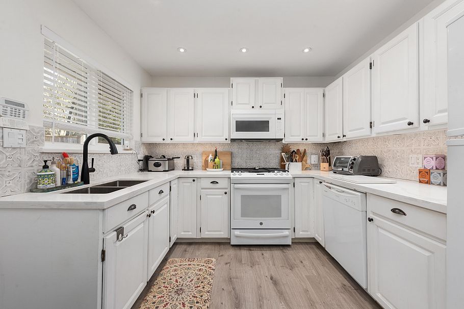 300 E 25th Street North Vancouver, BC - 28