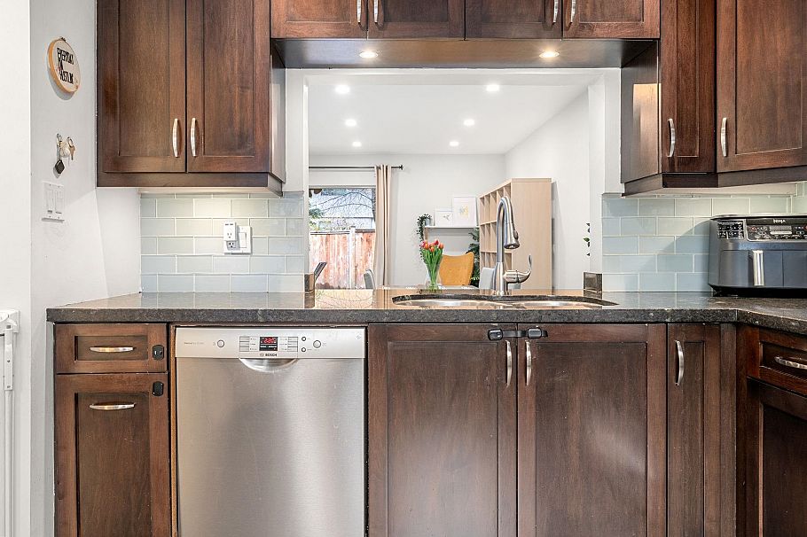 2315 Mountain Highway North Vancouver, BC - 10