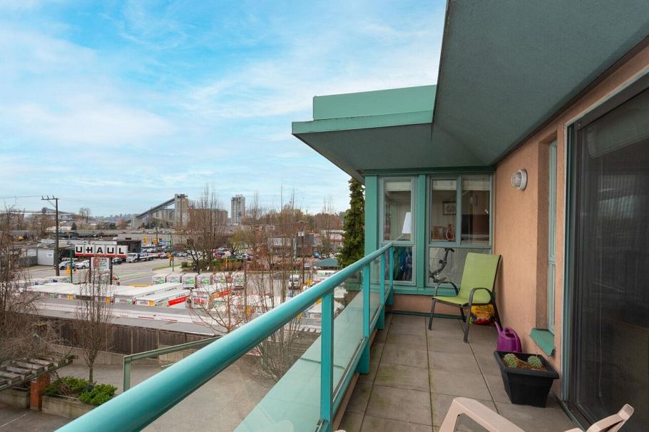 P03 223 Mountain Highway North Vancouver, BC - 23