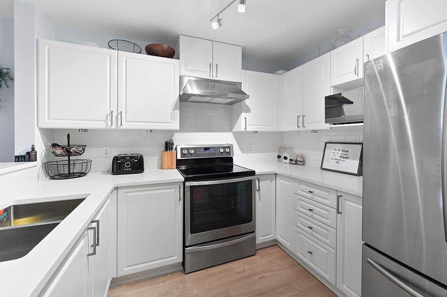 304 137 W 17th Street North Vancouver, BC - 4