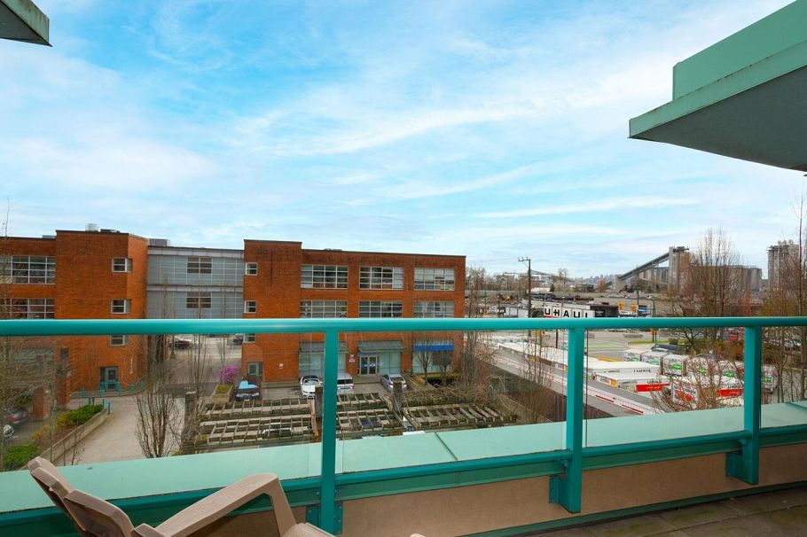 P03 223 Mountain Highway North Vancouver, BC - 22