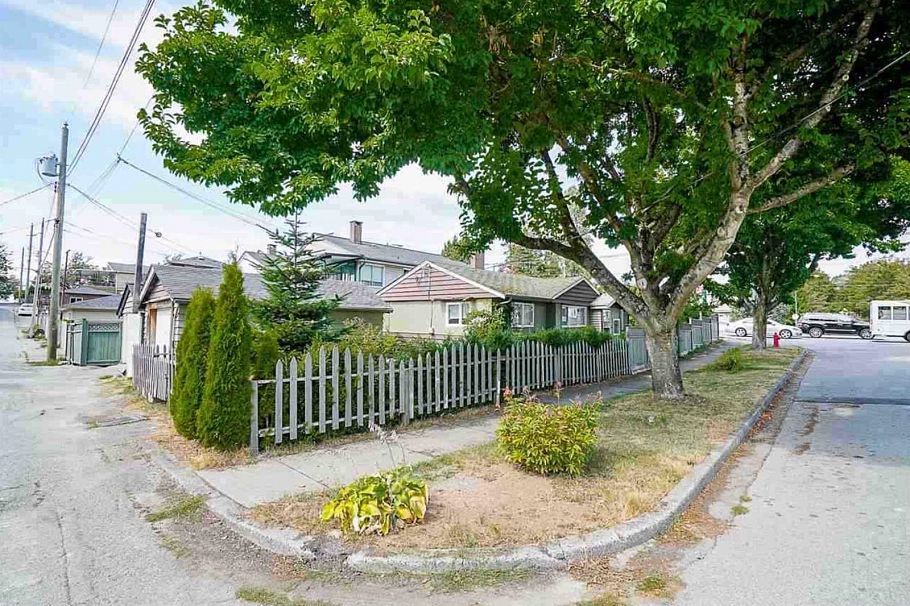 5715 Culloden Street Vancouver, BC - 2