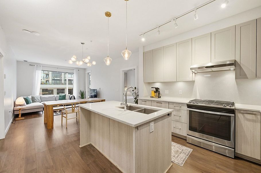 304 123 W 1st Street North Vancouver, BC - 1