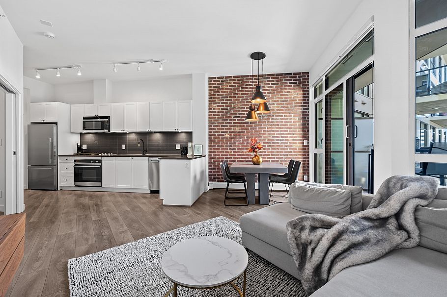 305 105 W 2nd Street North Vancouver, BC - 1