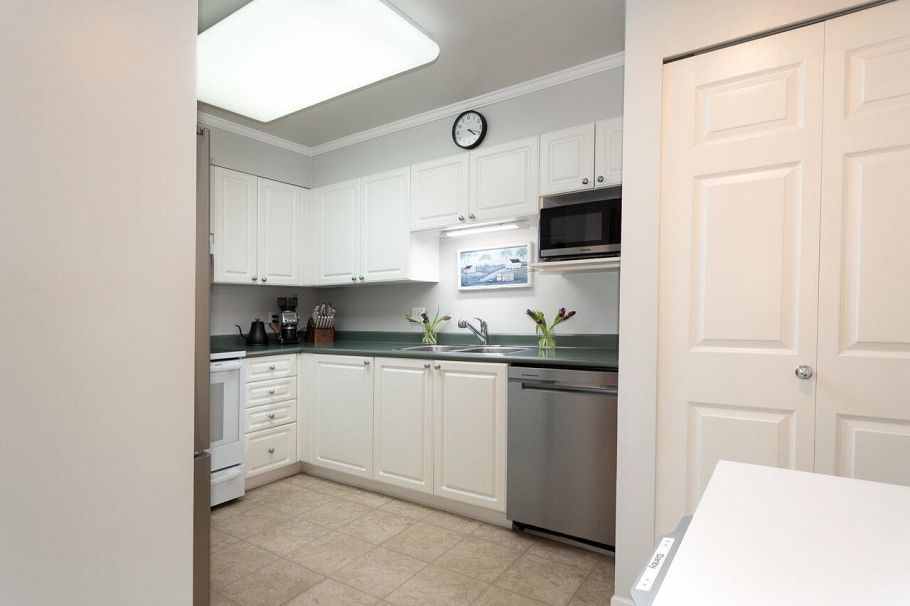 P03 223 Mountain Highway North Vancouver, BC - 12