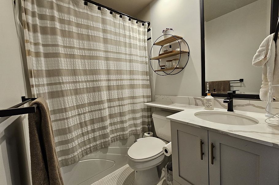 403 170 W 1st Street North Vancouver, BC - 5