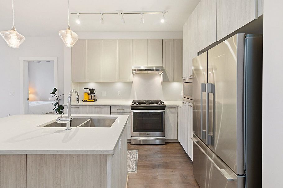 304 123 W 1st Street North Vancouver, BC - 2