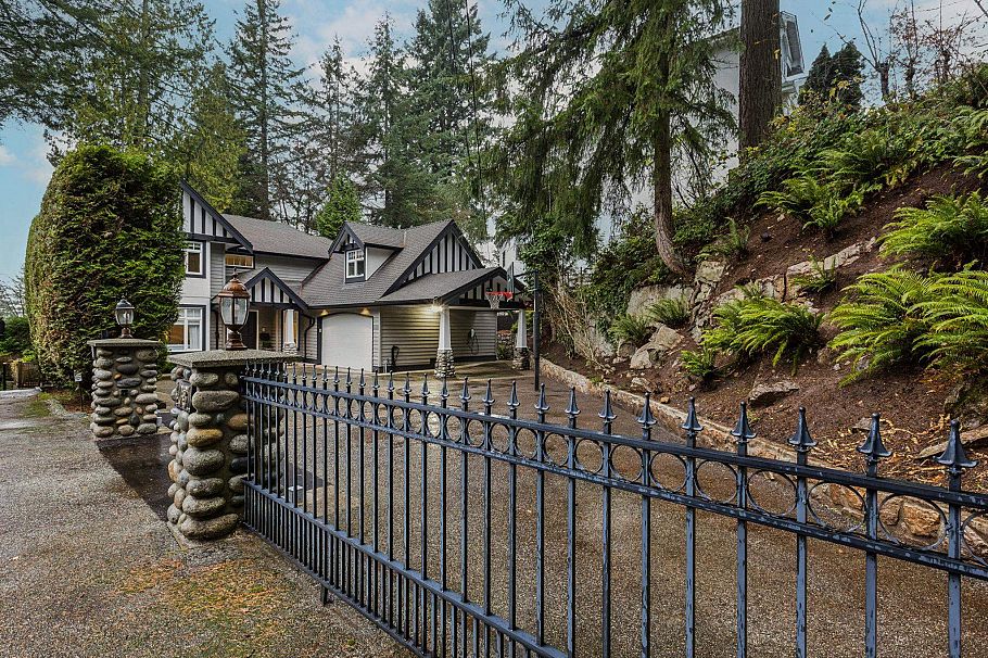 4081 Woodbury Avenue North Vancouver, BC - 40
