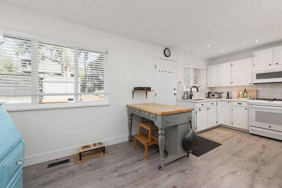 300 E 25th Street North Vancouver, BC - 27