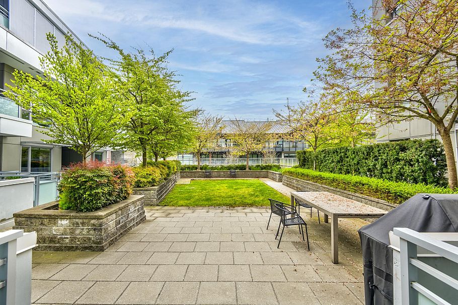 402 1061 Marine Drive North Vancouver, BC - 32