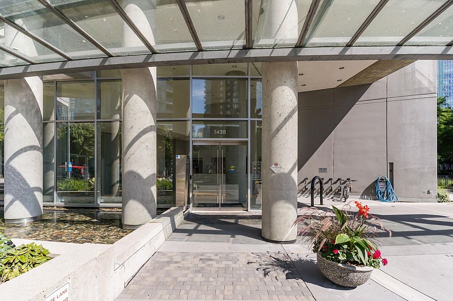 205 1438 Richards Street Vancouver, BC - 2