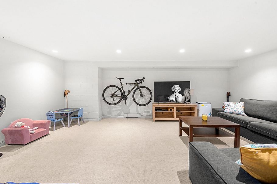 2315 Mountain Highway North Vancouver, BC - 33