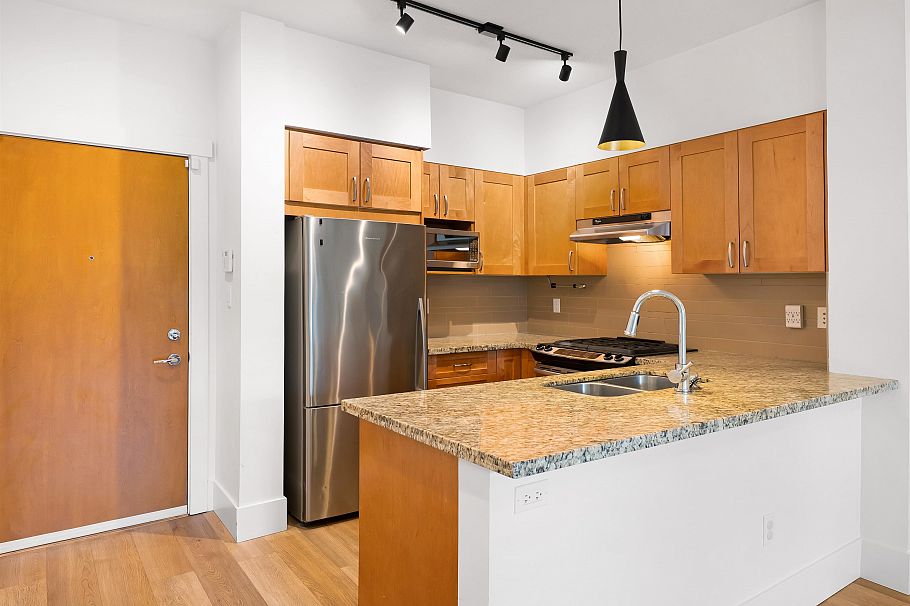 103 1111 E 27th Street North Vancouver, BC - 3