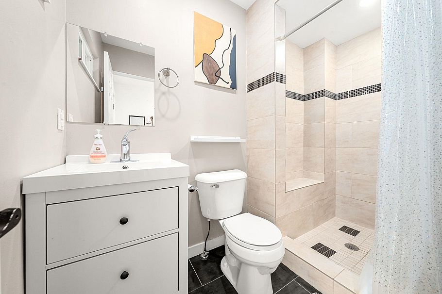 2315 Mountain Highway North Vancouver, BC - 32