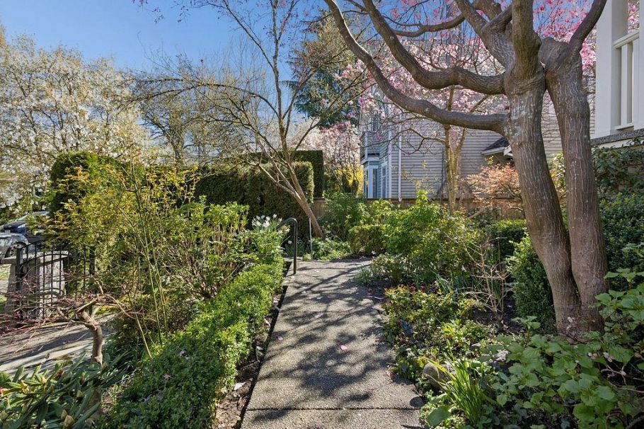 1956 W 14 Avenue Vancouver, BC - 32