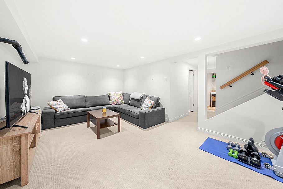 2315 Mountain Highway North Vancouver, BC - 35