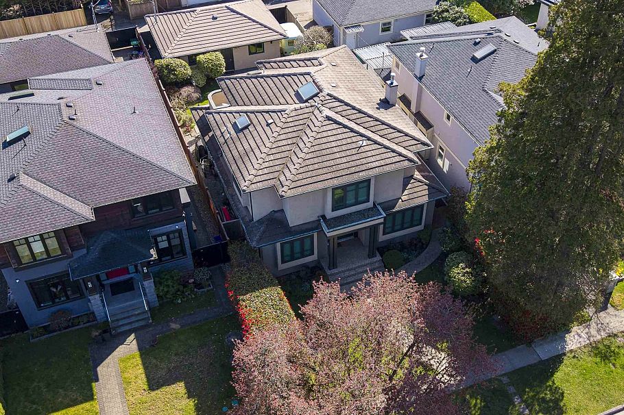 2782 W 37th Avenue Vancouver, BC - 38