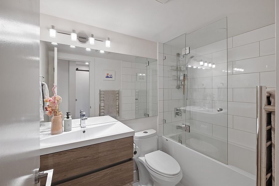 104 105 W Kings Road North Vancouver, BC - 25