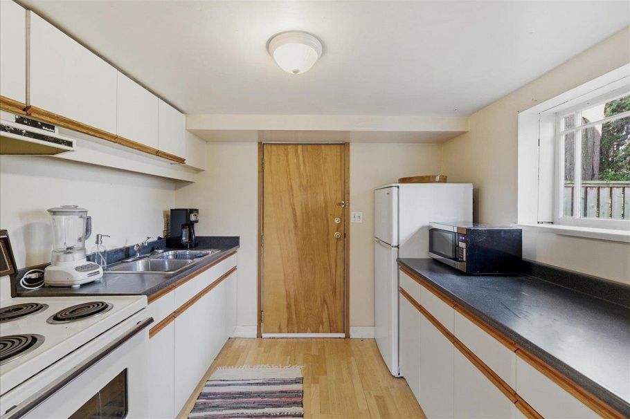 706 W 24th Avenue Vancouver, BC - 30