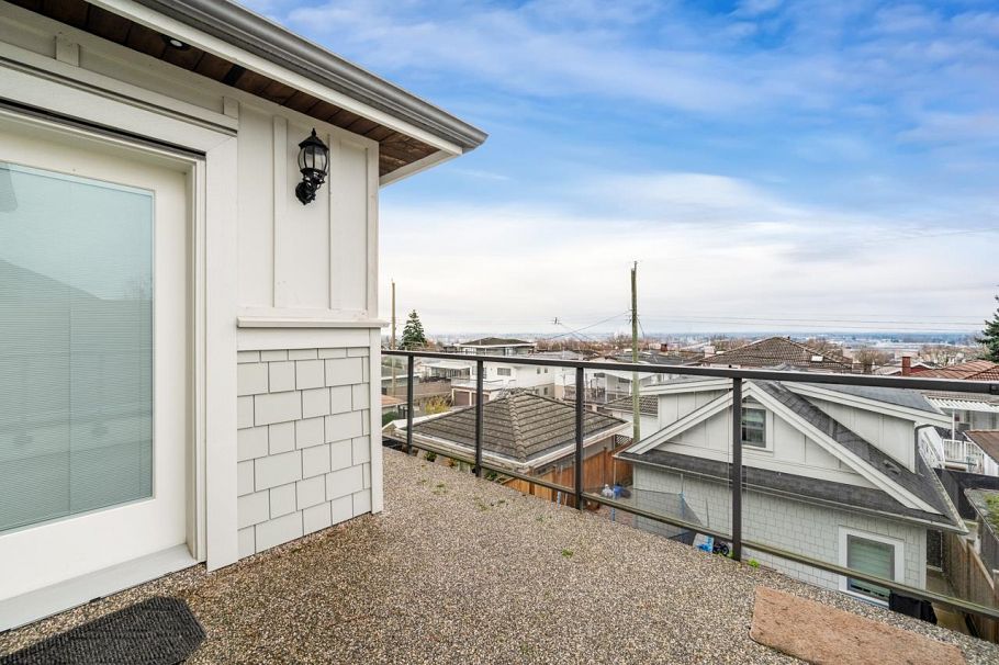 1176 E 60th Avenue Vancouver, BC - 25