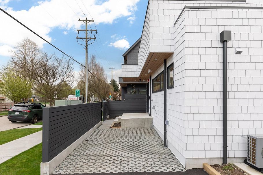 2652 E 38th Avenue Vancouver, BC - 18