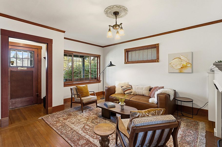 2282 E 7th Avenue Vancouver, BC - 3