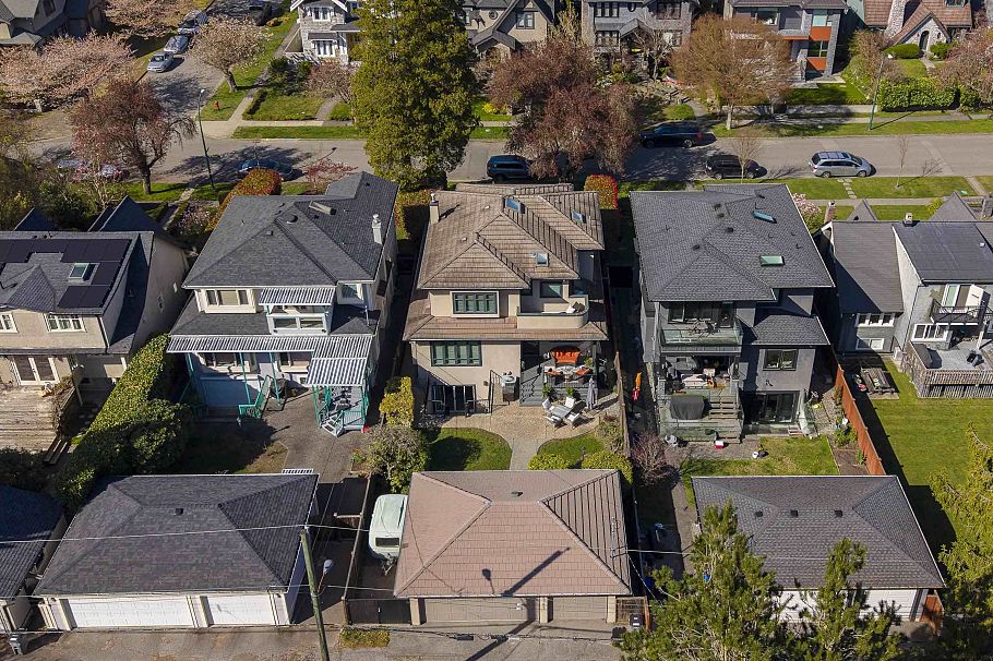 2782 W 37th Avenue Vancouver, BC - 37