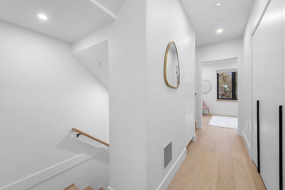 1 4889 Moss Street Vancouver, BC - 28