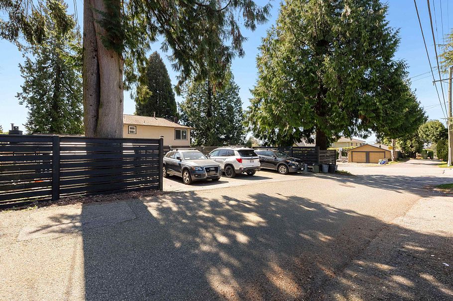 300 E 25th Street North Vancouver, BC - 40