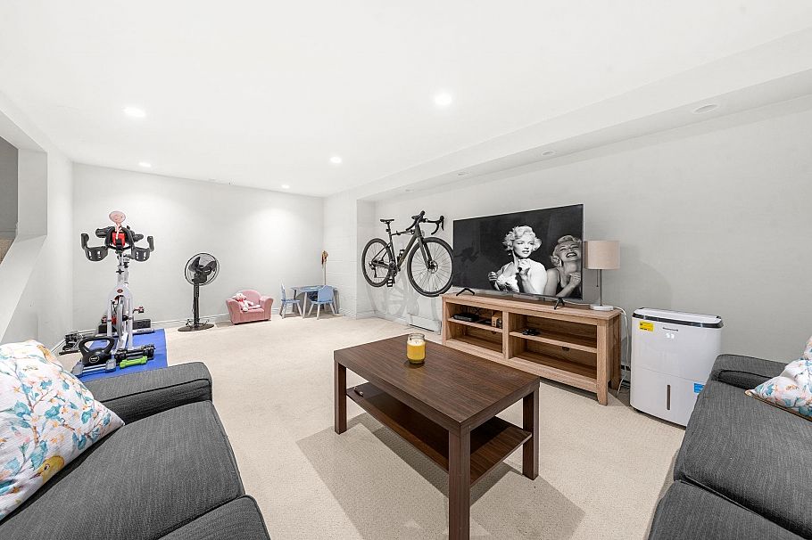 2315 Mountain Highway North Vancouver, BC - 36