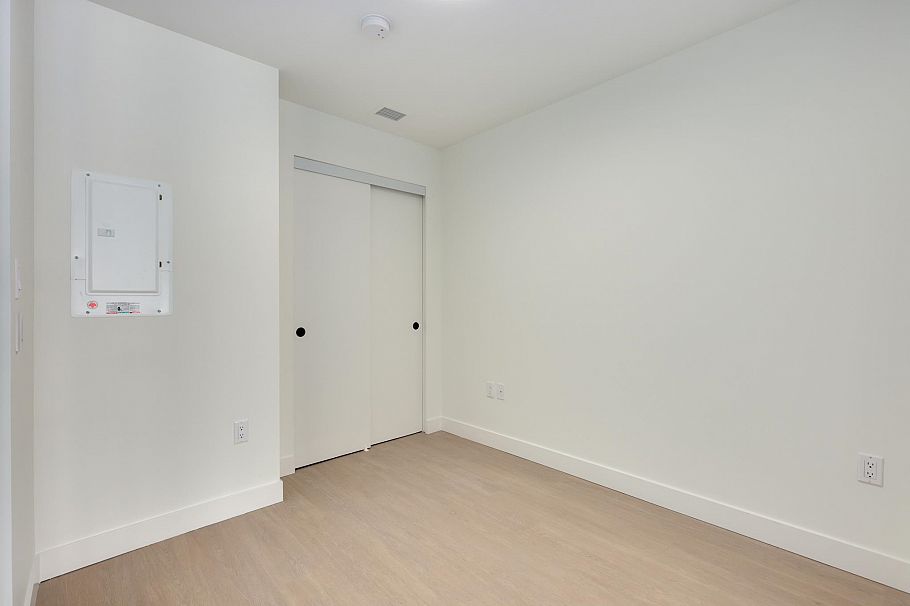 564 422 E 3rd Street North Vancouver, BC - 9