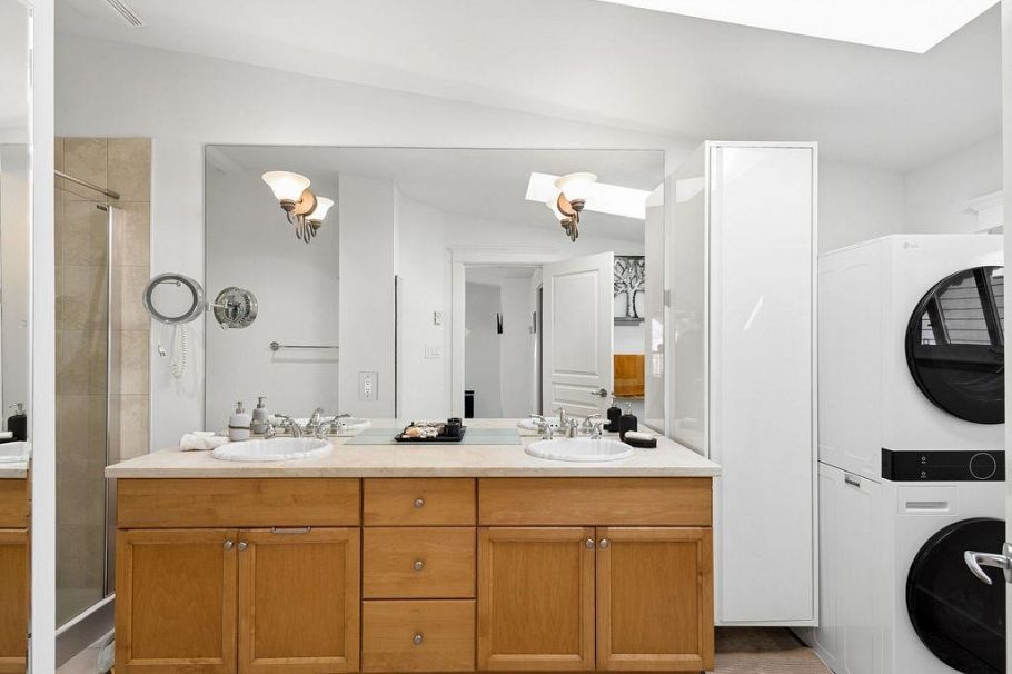 1956 W 14 Avenue Vancouver, BC - 26