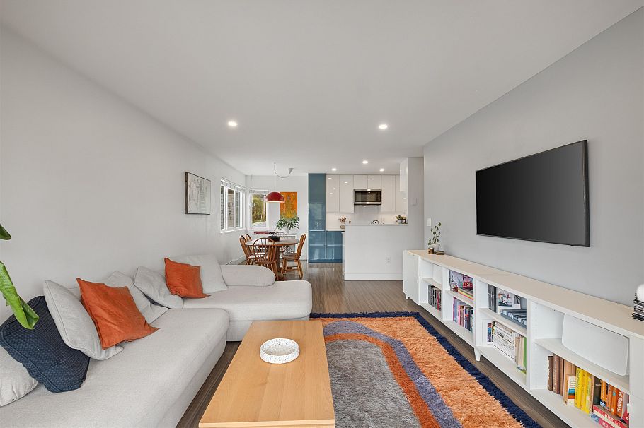 104 105 W Kings Road North Vancouver, BC - 18