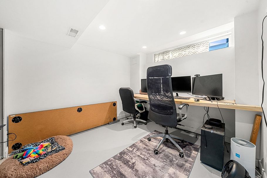 2315 Mountain Highway North Vancouver, BC - 37