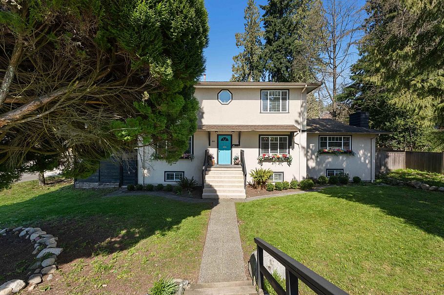 300 E 25th Street North Vancouver, BC - 2