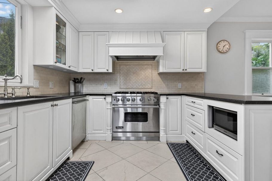 4195 W 15th Avenue Vancouver, BC - 9