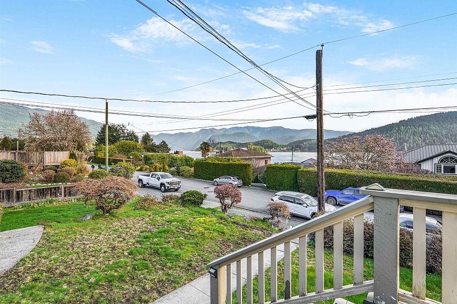 351 Beachview Drive North Vancouver, BC - 16