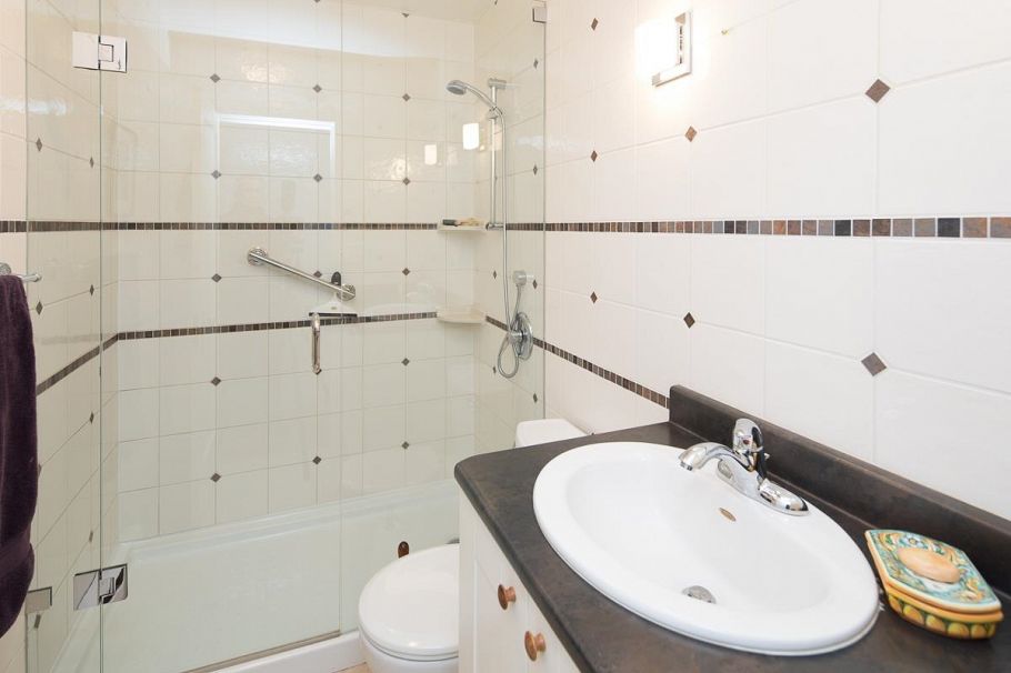 2305 W 3rd Avenue Vancouver, BC - 18