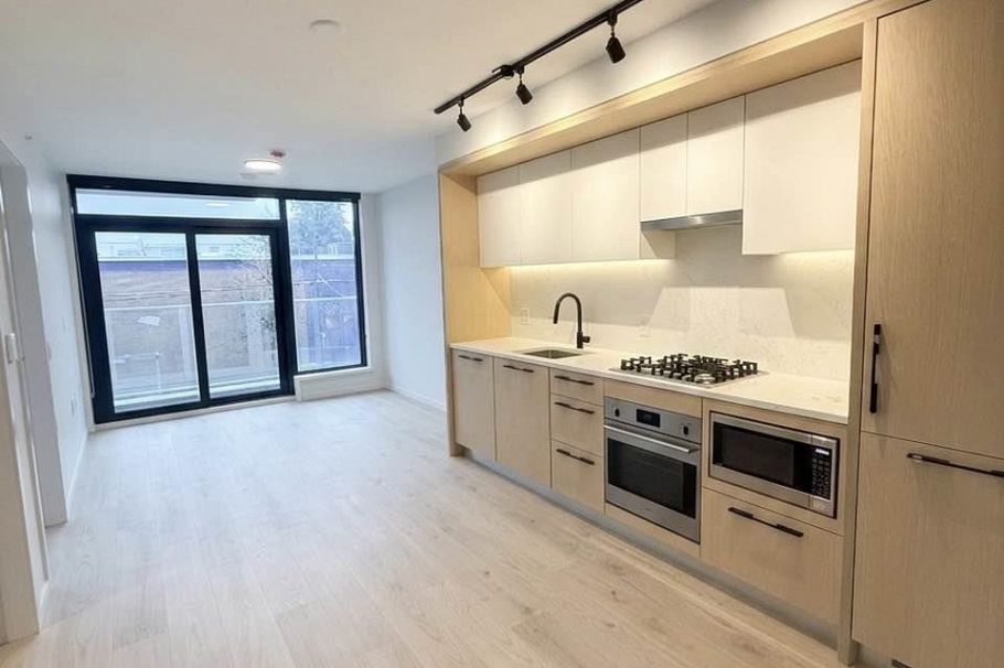 261 5189 Earles Street Vancouver, BC - 2