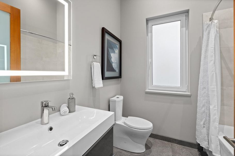 1269 Cloverley Street North Vancouver, BC - 25