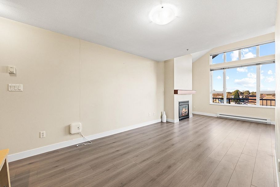 417 7089 Mont Royal Square Vancouver, BC - 7