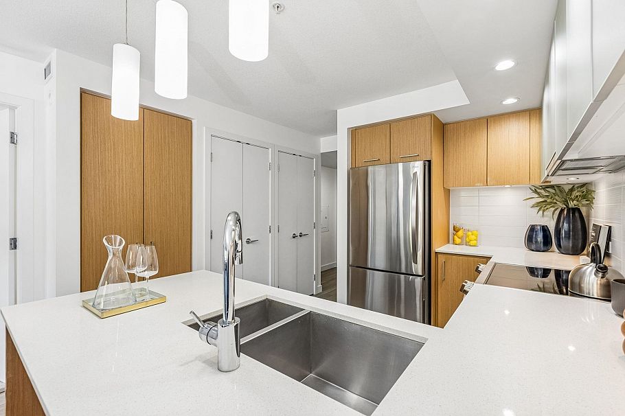 211 221 E 3rd Street North Vancouver, BC - 3