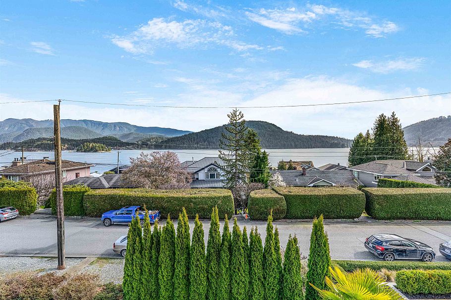 351 Beachview Drive North Vancouver, BC - 1