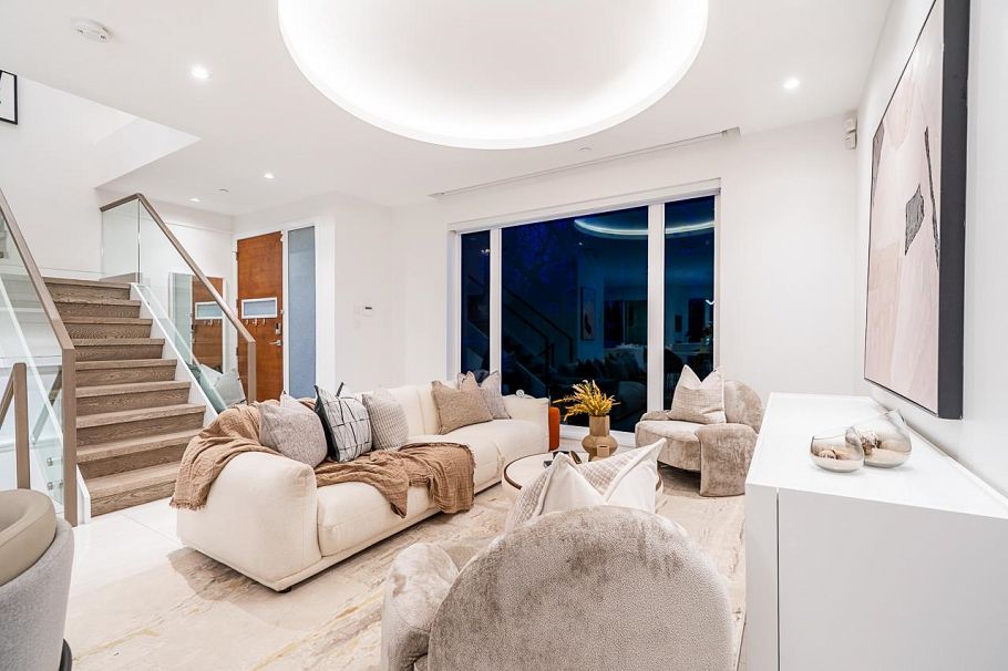 4691 W 9th Avenue Vancouver, BC - 5